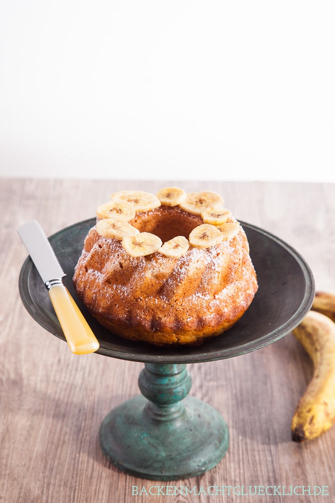 Dieses Bananenkuchen-Grundrezept ist kinderleicht und lässt sich gut abwandeln. Der einfache Bananenkuchen ist ein absoluter Kuchenklassiker. Zurecht, denn der Bananenkuchen schmeckt einfach immer!