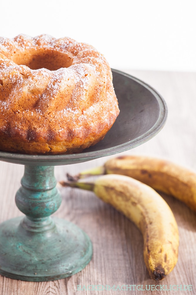 Dieses Bananenkuchen-Grundrezept ist kinderleicht und lässt sich gut abwandeln. Der einfache Bananenkuchen ist ein absoluter Kuchenklassiker. Zurecht, denn der Bananenkuchen schmeckt einfach immer!