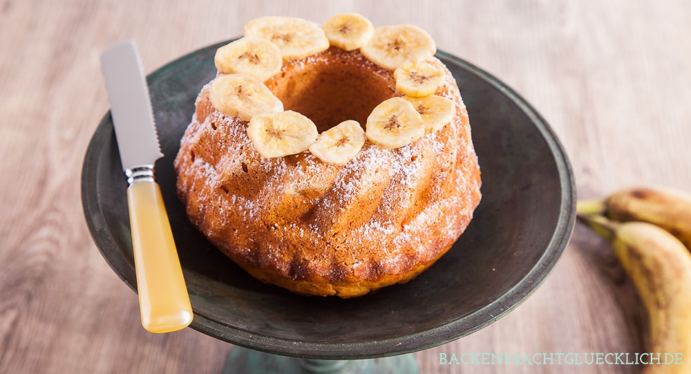 Dieses Bananenkuchen-Grundrezept ist kinderleicht und lässt sich gut abwandeln. Der einfache Bananenkuchen ist ein absoluter Kuchenklassiker. Zurecht, denn der Bananenkuchen schmeckt einfach immer!