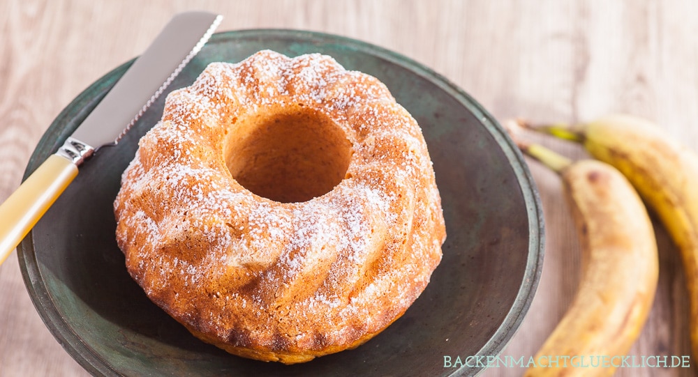 Dieses Bananenkuchen-Grundrezept ist kinderleicht und lässt sich gut abwandeln. Der einfache Bananenkuchen ist ein absoluter Kuchenklassiker. Zurecht, denn der Bananenkuchen schmeckt einfach immer!