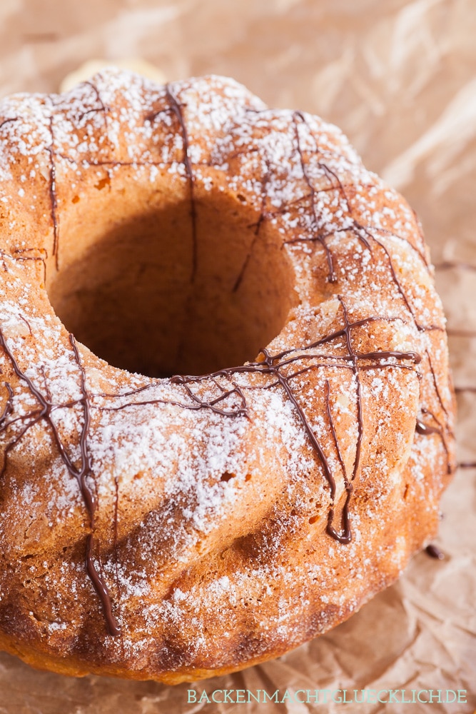 Dieses Bananenkuchen-Grundrezept ist kinderleicht und lässt sich gut abwandeln. Der einfache Bananenkuchen ist ein absoluter Kuchenklassiker. Zurecht, denn der Bananenkuchen schmeckt einfach immer!