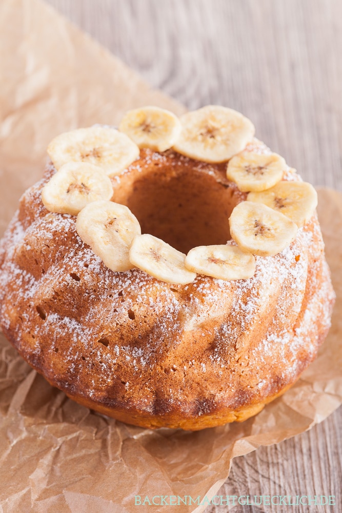 Dieses Bananenkuchen-Grundrezept ist kinderleicht und lässt sich gut abwandeln. Der einfache Bananenkuchen ist ein absoluter Kuchenklassiker. Zurecht, denn der Bananenkuchen schmeckt einfach immer!