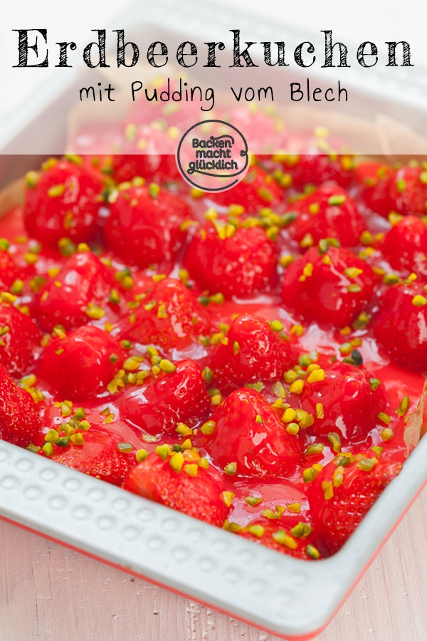 Der einfache Erdbeerkuchen vom Blech ist ein Klassiker, der immer gut ankommt: Auf einen saftigen Rührteigboden folgen eine Schicht Vanillepudding und ein Belag aus Erdbeeren und Guss. Der Erdbeer-Pudding-Kuchen schmeckt auch mit Biskuit lecker! #erdbeerkuchen #erdbeeren #erdbeerpuddingkuchen #sommer #backenmachtglücklich