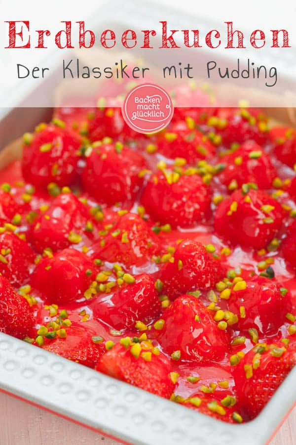 Der einfache Erdbeerkuchen vom Blech ist ein Klassiker, der immer gut ankommt: Auf einen saftigen Rührteigboden folgen eine Schicht Vanillepudding und ein Belag aus Erdbeeren und Guss. Der Erdbeer-Pudding-Kuchen schmeckt auch mit Biskuit lecker! #erdbeerkuchen #erdbeeren #erdbeerpuddingkuchen #sommer #backenmachtglücklich