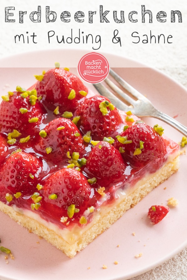 Der einfache Erdbeerkuchen vom Blech ist ein Klassiker, der immer gut ankommt: Auf einen saftigen Rührteigboden folgen eine Schicht Vanillepudding und ein Belag aus Erdbeeren und Guss. Der Erdbeer-Pudding-Kuchen schmeckt auch mit Biskuit lecker! #erdbeerkuchen #erdbeeren #erdbeerpuddingkuchen #sommer #backenmachtglücklich