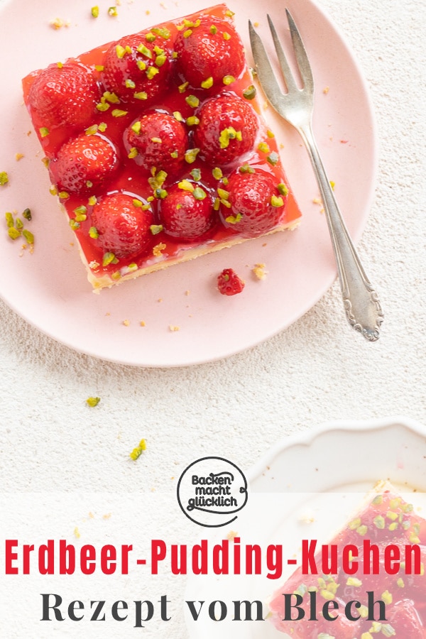 Der einfache Erdbeerkuchen vom Blech ist ein Klassiker, der immer gut ankommt: Auf einen saftigen Rührteigboden folgen eine Schicht Vanillepudding und ein Belag aus Erdbeeren und Guss. Der Erdbeer-Pudding-Kuchen schmeckt auch mit Biskuit lecker! #erdbeerkuchen #erdbeeren #erdbeerpuddingkuchen #sommer #backenmachtglücklich