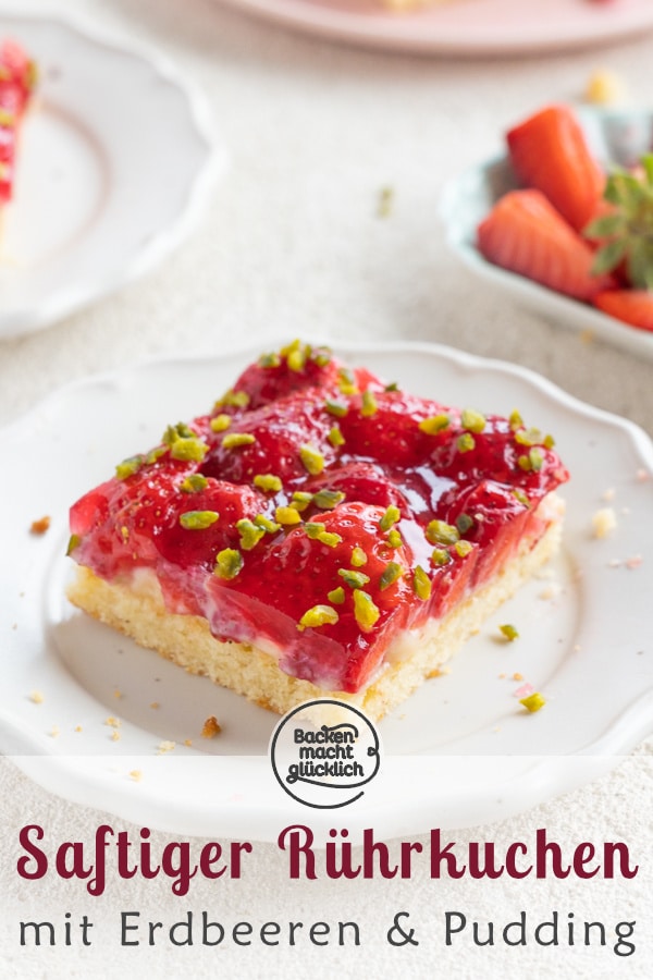 Der einfache Erdbeerkuchen vom Blech ist ein Klassiker, der immer gut ankommt: Auf einen saftigen Rührteigboden folgen eine Schicht Vanillepudding und ein Belag aus Erdbeeren und Guss. Der Erdbeer-Pudding-Kuchen schmeckt auch mit Biskuit lecker! #erdbeerkuchen #erdbeeren #erdbeerpuddingkuchen #sommer #backenmachtglücklich