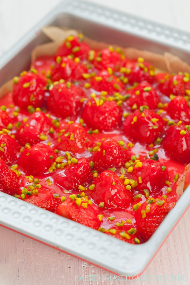 Der einfache Erdbeerkuchen vom Blech ist ein Klassiker, der immer gut ankommt: Auf einen saftigen Rührteigboden folgen eine Schicht Vanillepudding und ein Belag aus Erdbeeren und Guss. Der Erdbeer-Pudding-Kuchen schmeckt auch mit Biskuit lecker! #erdbeerkuchen #erdbeeren #erdbeerpuddingkuchen #sommer #backenmachtglücklich