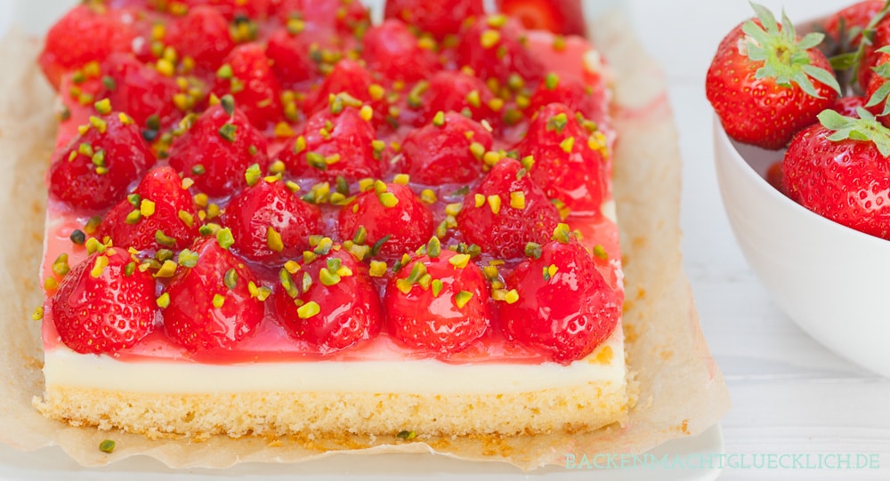 Der einfache Erdbeerkuchen vom Blech ist ein Klassiker, der immer gut ankommt: Auf einen saftigen Rührteigboden folgen eine Schicht Vanillepudding und ein Belag aus Erdbeeren und Guss. Der Erdbeer-Pudding-Kuchen schmeckt auch mit Biskuit lecker! #erdbeerkuchen #erdbeeren #erdbeerpuddingkuchen #sommer #backenmachtglücklich