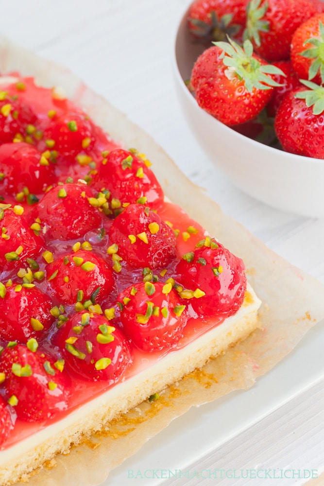 Der einfache Erdbeerkuchen vom Blech ist ein Klassiker, der immer gut ankommt: Auf einen saftigen Rührteigboden folgen eine Schicht Vanillepudding und ein Belag aus Erdbeeren und Guss. Der Erdbeer-Pudding-Kuchen schmeckt auch mit Biskuit lecker! #erdbeerkuchen #erdbeeren #erdbeerpuddingkuchen #sommer #backenmachtglücklich