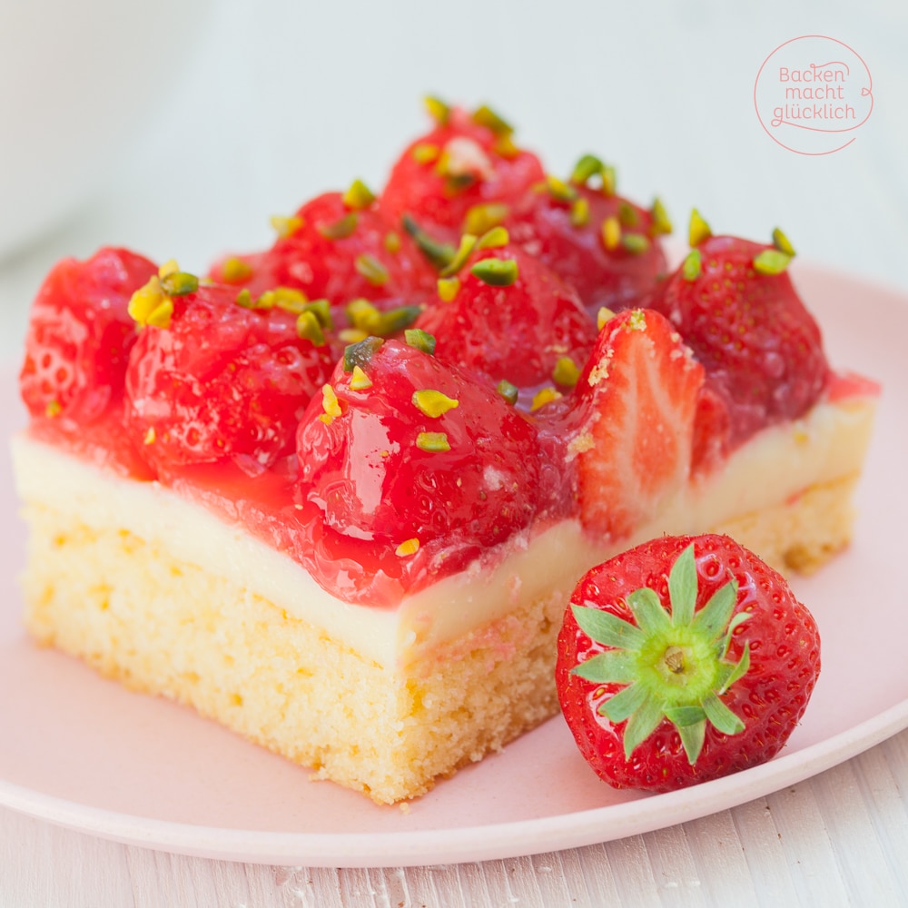 Der einfache Erdbeerkuchen vom Blech ist ein Klassiker, der immer gut ankommt: Auf einen saftigen Rührteigboden folgen eine Schicht Vanillepudding und ein Belag aus Erdbeeren und Guss. Der Erdbeer-Pudding-Kuchen schmeckt auch mit Biskuit lecker! #erdbeerkuchen #erdbeeren #erdbeerpuddingkuchen #sommer #backenmachtglücklich