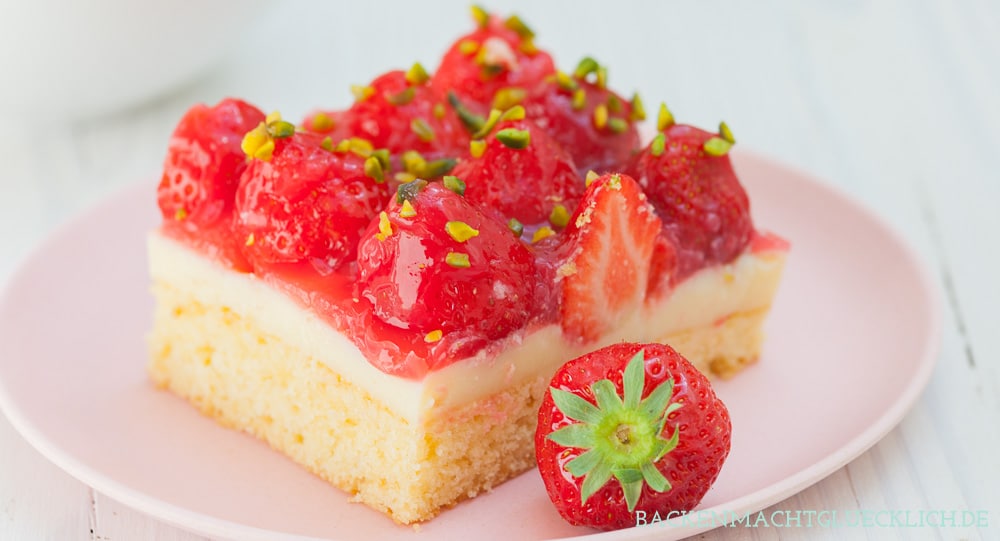 Der einfache Erdbeerkuchen vom Blech ist ein Klassiker, der immer gut ankommt: Auf einen saftigen Rührteigboden folgen eine Schicht Vanillepudding und ein Belag aus Erdbeeren und Guss. Der Erdbeer-Pudding-Kuchen schmeckt auch mit Biskuit lecker! #erdbeerkuchen #erdbeeren #erdbeerpuddingkuchen #sommer #backenmachtglücklich