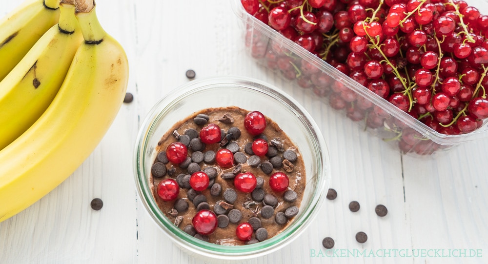 Kennt ihr schon die vegane Nicecream? Für dieses köstliche gesunde Eis braucht ihr nur zwei Zutaten: Bananen und eine Milchalternative eurer Wahl. Dadurch ist die vegane Nicecream nicht nur super einfach gemacht, sondern auch fettarm und ohne zugesetzten Zucker. #nicecream #eis #vegan #veganeseis #nanaeis #sommer #backenmachtglücklich