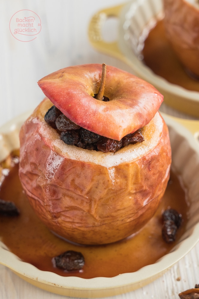 Die leckeren gefüllten Bratäpfel mit Marzipan, Rosinen und Zimt sind ein echter Winterklassiker. Ein super schnelles und einfaches Bratapfel-Rezept für Zuhause.