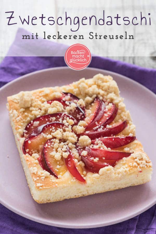 Der leckere Pflaumen-Streusel-Kuchen vom Blech ist ein echter Klassiker! Das Rezept für den Pflaumenkuchen mit Hefeteig und Streuseln ist ganz einfach und das Ergebnis kommt immer super an. #pflaumenkuchen #zwetschgenkuchen #zwetschgen #pflaumen #streuselkuchen #backenmachtglücklich