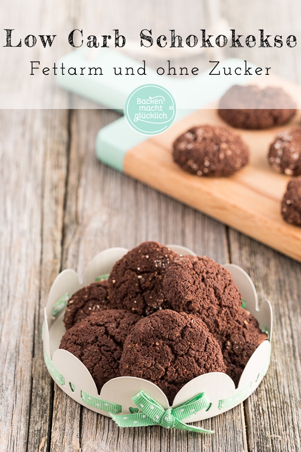 Fettarme, kohlenhydratarme Schokoladenkekse ohne Zucker klingen wie ein Widerspruch in sich. Aber diese Low Carb Schokokekse sind genau das. Darüber hinaus schmecken die zuckerfreien Kekse auch noch richtig lecker.