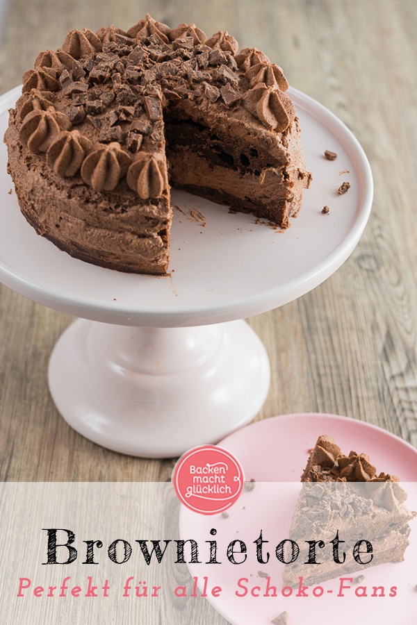 Eine Torte aus Brownie-Böden, Schokoladen-Brownie-Creme sowie einem Topping aus Brownieschokolade. Eine geniale (Geburtstags-)Torte für alle, die Schokolade lieben! Achtung: Die Ganache muss am Vorabend vorbereitet werden.