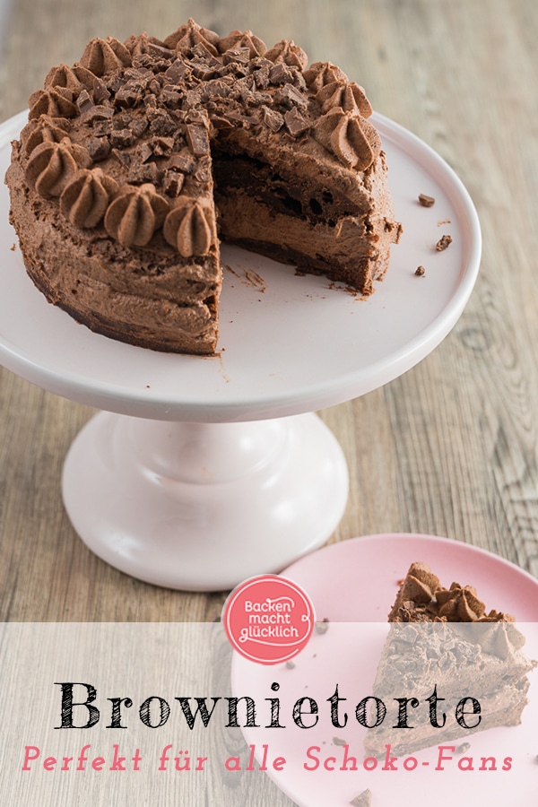 Eine Torte aus Brownie-Böden, Schokoladen-Brownie-Creme sowie einem Topping aus Brownieschokolade. Eine geniale (Geburtstags-)Torte für alle, die Schokolade lieben! Achtung: Die Ganache muss am Vorabend vorbereitet werden.