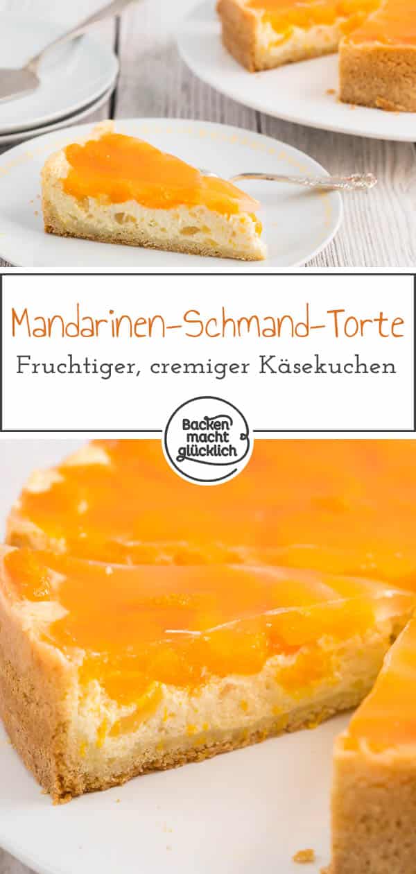 Omas Mandarinen-Schmand-Torte mit feinem Mürbeteig ist ein echter Klassiker für Kaffee und Kuchen. Der cremige Käsekuchen mit Mandarinen und Schmand kommt einfach überall gut an und ist super einfach! #käsekuchen #schmandkuchen #schmandtorte #mandarinen #mandarinenkuchen #backenmachtglücklich