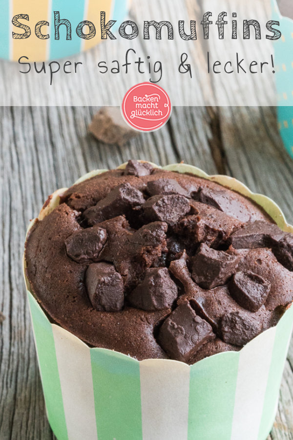 Einfaches Rezept für supersaftige Schokomuffins mit Öl. Die Schokoladenmuffins benötigen nur wenige Zutaten und sind innerhalb von 5 Minuten im Ofen.