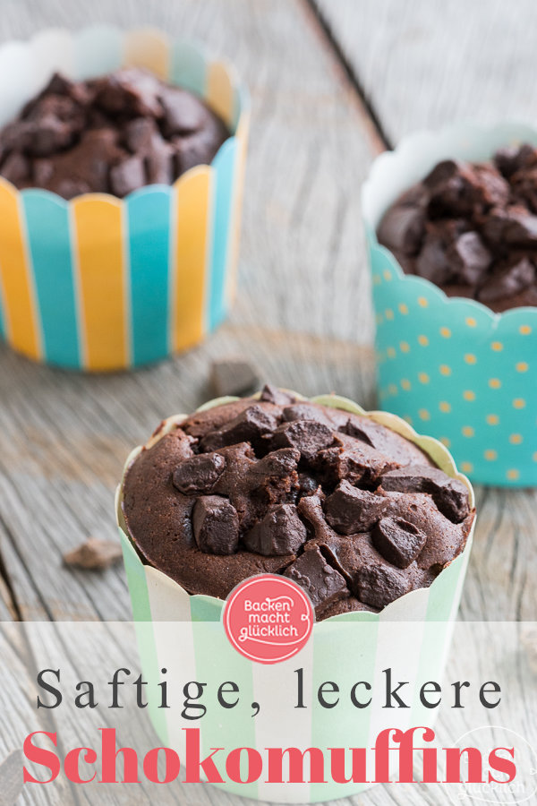 Einfaches Rezept für supersaftige Schokomuffins mit Öl. Die Schokoladenmuffins benötigen nur wenige Zutaten und sind innerhalb von 5 Minuten im Ofen.