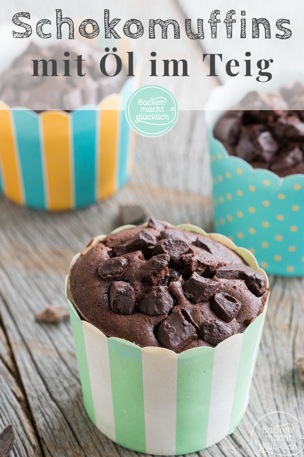 Einfaches Rezept für supersaftige Schokomuffins mit Öl. Die Schokoladenmuffins benötigen nur wenige Zutaten und sind innerhalb von 5 Minuten im Ofen.