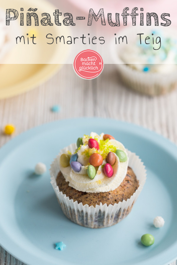 Diese gefüllten Piñata Cupcakes sind Hingucker für jede Feier! Die perfekten Kindergeburtstags-Muffins mit Smarties
