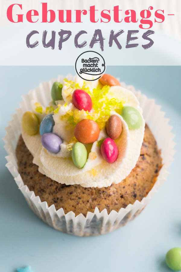 Diese gefüllten Piñata Cupcakes sind Hingucker für jede Feier! Die perfekten Kindergeburtstags-Muffins mit Smarties