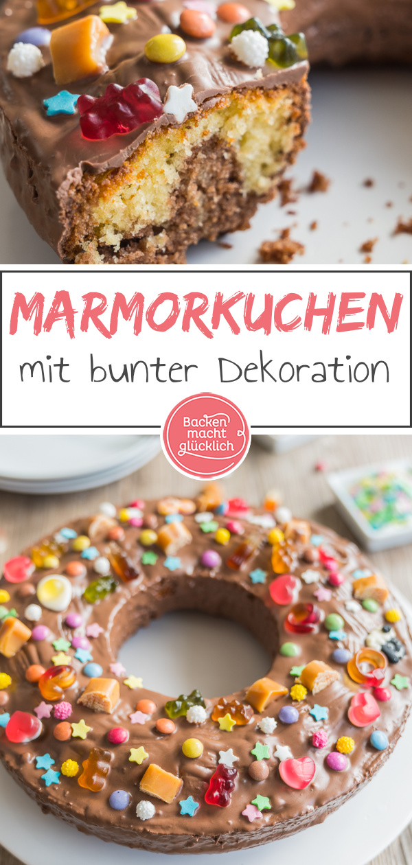 Auf der Suche nach einem tollen Geburtstagskuchen für Kinder? Dieser kunterbunt verzierte Marmorkuchen kommt immer gut an!