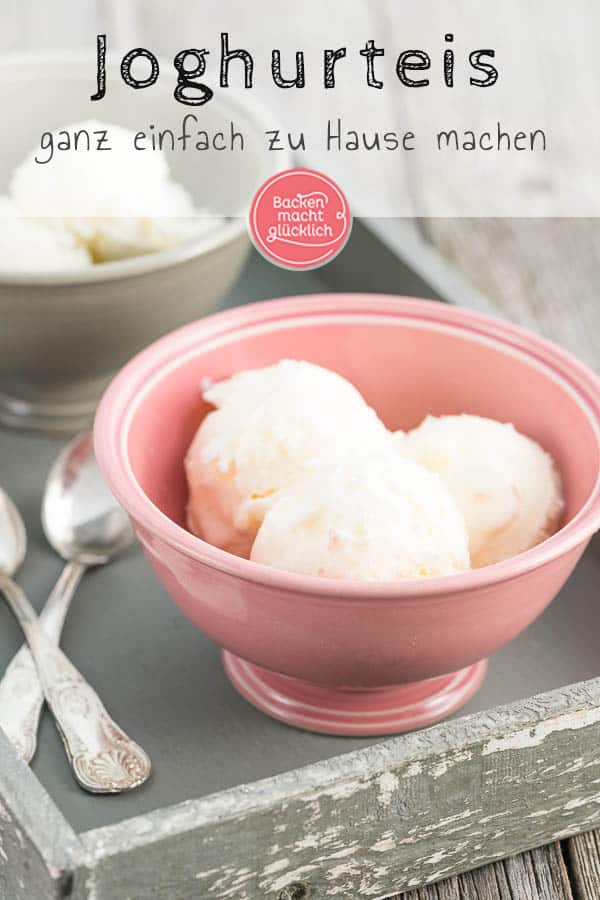Ein super einfaches und köstliches Rezept für Joghurteis, das mit und ohne Eismaschine funktioniert. Die cremige Joghurt-Eiscreme versüßt einem die warmen Sommertage. #eis #joghurt #joghurteis #eiscreme #sommer #backenmachtglücklich 