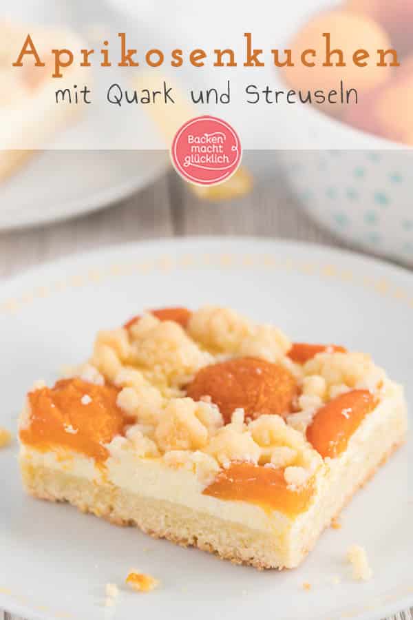 Fruchtig, saftig, cremig: Dieser Aprikosenkuchen mit Quark und Streuseln ist einer der besten Blechkuchen für den Sommer. Der köstliche Aprikosen-Streuselkuchen ist ein echter Genuss für die ganze Familie. #streuselkuchen #aprikosen #marille #aprikosenkuchen #streusel #backenmachtglücklich