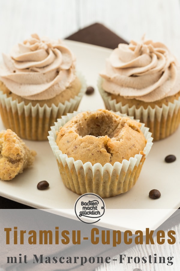 Diese einfachen Tiramisu-Cupcakes werden mit köstlichem Mascarpone Frosting getoppt. Sommerlich & sündhaft gut!