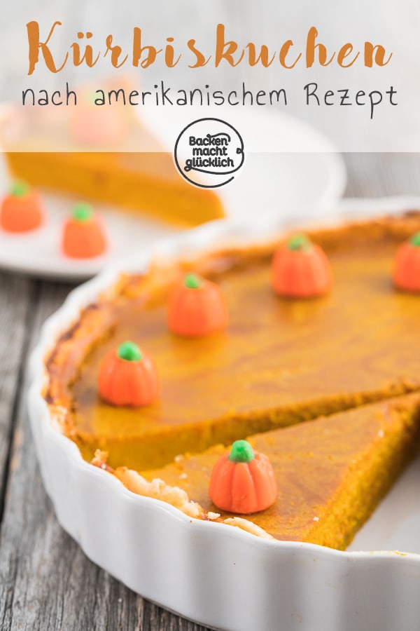 Lust auf einen original amerikanischen Pumpkin Pie? Der Kuchen mit Hokkaido Kürbis ist ein echter Klassiker und schmeckt super cremig und saftig. #kürbiskuchen #pumpkinpie #halloween #backenmachtglücklich