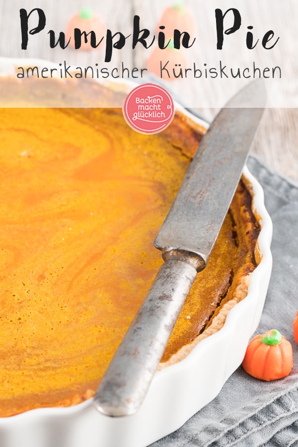 Lust auf einen original amerikanischen Pumpkin Pie? Der Kuchen mit Hokkaido Kürbis ist ein echter Klassiker und schmeckt super cremig und saftig. #kürbiskuchen #pumpkinpie #halloween #backenmachtglücklich