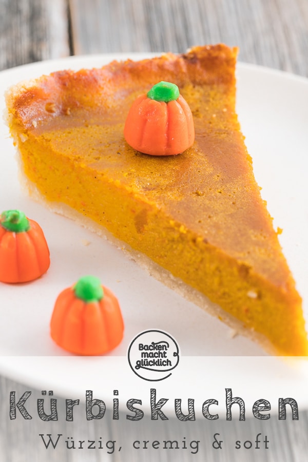 Lust auf einen original amerikanischen Pumpkin Pie? Der Kuchen mit Hokkaido Kürbis ist ein echter Klassiker und schmeckt super cremig und saftig. #kürbiskuchen #pumpkinpie #halloween #backenmachtglücklich