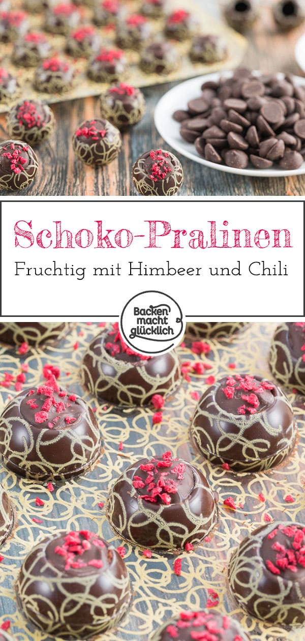 Mit der Kombination aus fruchtig und herb, süß und scharf, knackig und zartschmelzend sind diese Schoko-Himbeer-Pralinen ein echter Gaumenschmaus! Und die selbstgemachten Pralinen sind ein Hingucker: Zartbitter und kräftiges Rot ergänzen sich toll, zudem stecken die Himbeer-Ganache-Pralinen in festlichen Hohlkörpern. Ein schönes, köstliches Geschenk aus der Küche also.