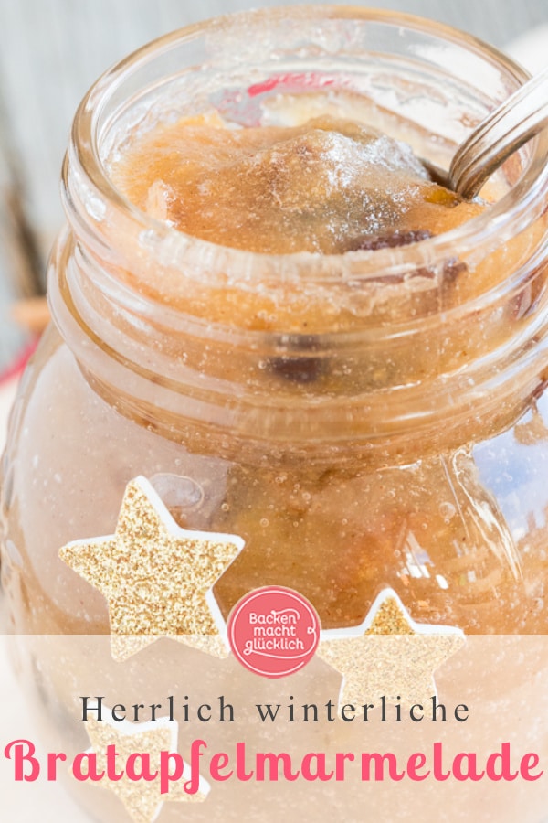 In dieser Bratapfelmarmelade stecken gebackene Äpfel, Zimt, Rosinen und Marzipan – für mich die perfekte winterliche Kombination aus Zutaten. Die Bratapfelmarmelade ist nicht nur ein köstliches Last-Minute-Geschenk aus der Küche, sondern nach den Feiertagen auch eine tolle Möglichkeit, Reste aus der Weihnachtsbäckerei zu verwerten.