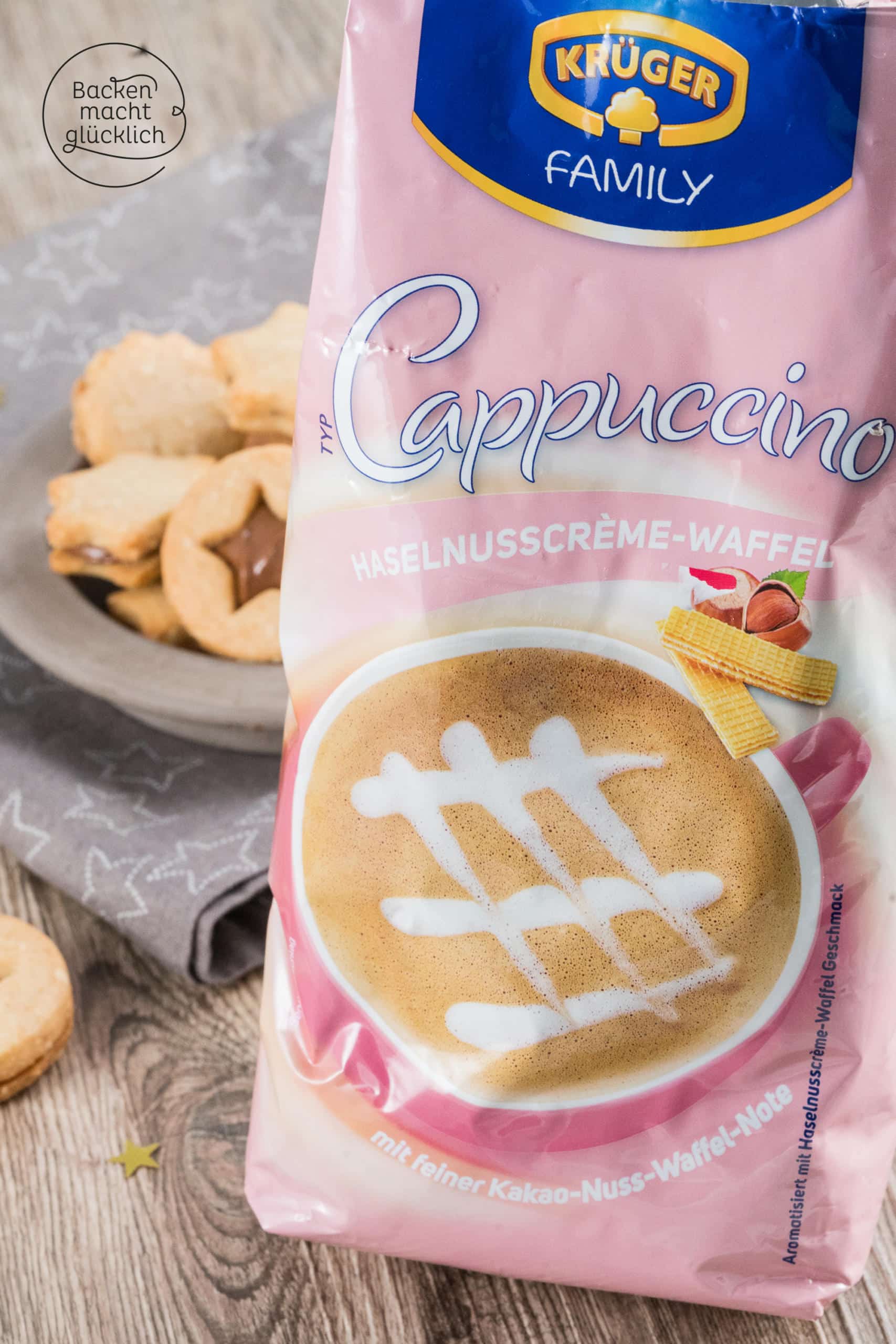 Nuss-Nougat-Plätzchen - mürbe und knusprige Kekse, dazu feines Nougat, das ganze aromatisiert mit etwas Cappuccino. Rein optisch erinnern die Nuss-Nougat-Plätzchen ein wenig an Omas Spitzbuben, der Geschmack geht aber in eine völlig andere Richtung: Richtig schön schokoladig und nussig sind die gefüllten Nougatplätzchen.