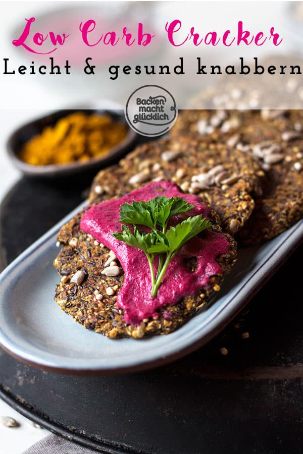 Gesunder Knabberspaß: Diese knusprigen Leinsamen-Cracker sind u.a. glutenfrei, vegan, sojafrei und low carb. Besonders gut schmecken die gesunden Leinsamen-Cracker mit einem cremigen Rote Bete Dip.