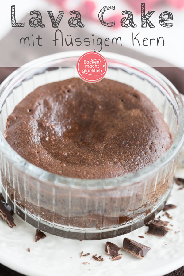 Sündhaft lecker und absolut verführerisch: Heute gibt´s Lava Cake, herrliche kleine Schokotörtchen mit flüssigem Kern! Wer Schokolade (und Teigschlecken) mag, wird dieses Rezept für kleine Lava Kuchen lieben. Die warmen Schokotörtchen eignen sich für besondere Desserts nach einem festlichen Menü – aber auch als Seelenschmeichler an trüben Nachmittagen