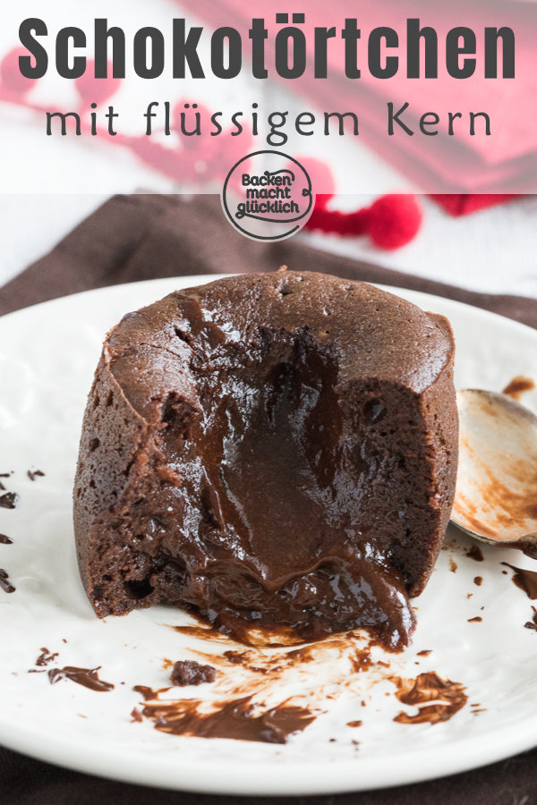 Sündhaft lecker und absolut verführerisch: Heute gibt´s Lava Cake, herrliche kleine Schokotörtchen mit flüssigem Kern! Wer Schokolade (und Teigschlecken) mag, wird dieses Rezept für kleine Lava Kuchen lieben. Die warmen Schokotörtchen eignen sich für besondere Desserts nach einem festlichen Menü – aber auch als Seelenschmeichler an trüben Nachmittagen