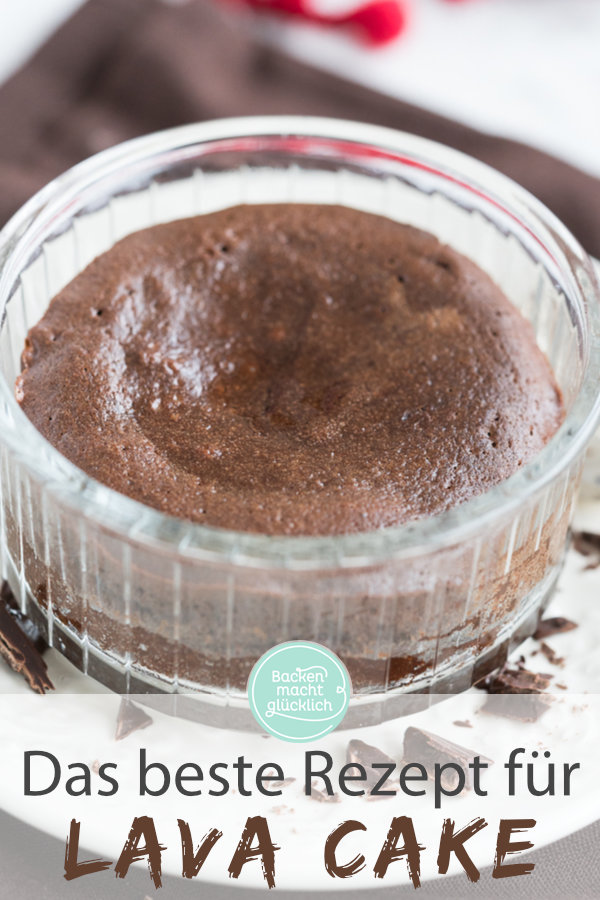 Sündhaft lecker und absolut verführerisch: Heute gibt´s Lava Cake, herrliche kleine Schokotörtchen mit flüssigem Kern! Wer Schokolade (und Teigschlecken) mag, wird dieses Rezept für kleine Lava Kuchen lieben. Die warmen Schokotörtchen eignen sich für besondere Desserts nach einem festlichen Menü – aber auch als Seelenschmeichler an trüben Nachmittagen