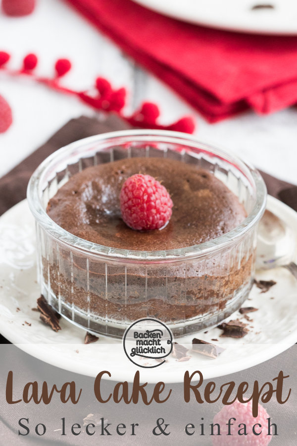 Sündhaft lecker und absolut verführerisch: Heute gibt´s Lava Cake, herrliche kleine Schokotörtchen mit flüssigem Kern! Wer Schokolade (und Teigschlecken) mag, wird dieses Rezept für kleine Lava Kuchen lieben. Die warmen Schokotörtchen eignen sich für besondere Desserts nach einem festlichen Menü – aber auch als Seelenschmeichler an trüben Nachmittagen