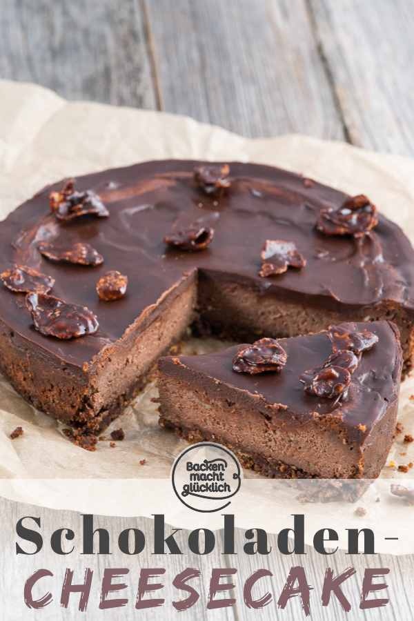 Dieser Chocolate Cheesecake ist köstlich! Der Knusperboden macht den Schokoladen-Käsekuchen so besonders.