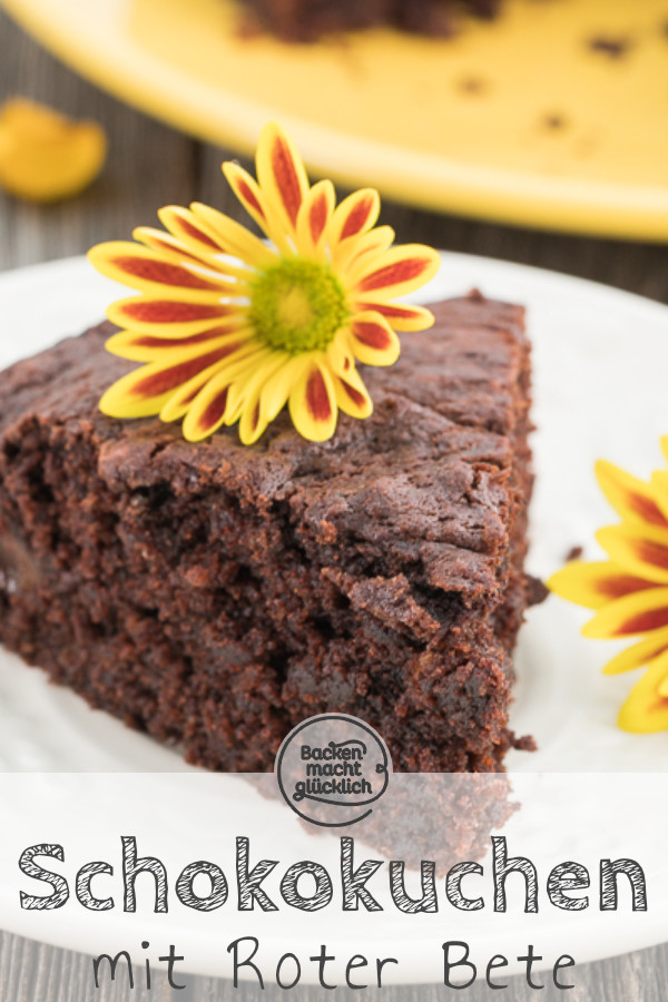 Superschokoladig und supersaftig: Dieser vegane Rote Bete Kuchen schmeckt einfach genial! Dass Gemüse im Schokoladenkuchen mit Roter Bete steckt, schmeckt man überhaupt nicht heraus.Das Rezept klappt auch glutenfrei bzw. ohne Zucker.