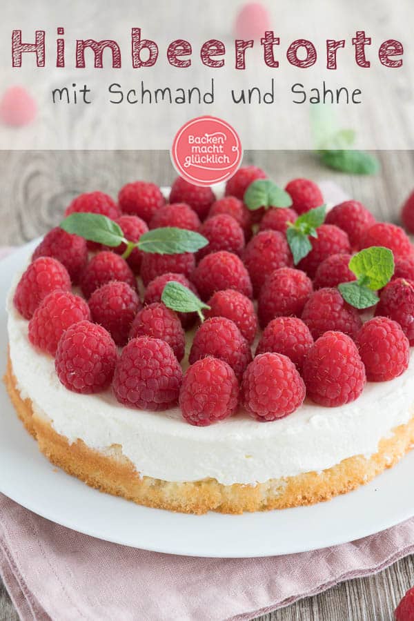 Diese Himbeertorte mit Schmand und Sahne ist wirklich supereinfach, cremig und ein richtig fruchtiger Sommer-Hit. Außerhalb der Saison schmeckt die Himbeer-Obsttorte auch mit TK-Beeren. #sommer #himbeeren #himbeertorte #backenmachtglücklich