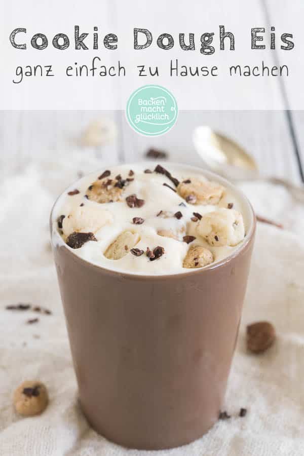 Dieses cremige Cookie Dough Eis schmeckt wie das berühmte Original von Ben & Jerry‘s. Die Eiscreme mit Keksstückchen könnt ihr ganz einfach zu Hause selbermachen – auch ganz ohne Eismaschine! #eis #cookiedough #benandjerrys #keksteig #eiscreme #sommer #backenmachtglücklich