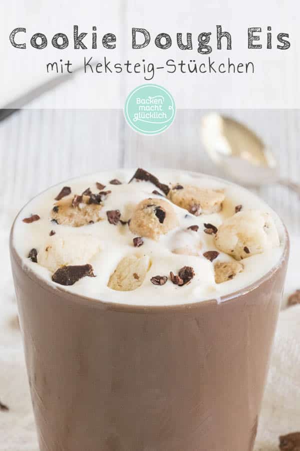 Dieses cremige Cookie Dough Eis schmeckt wie das berühmte Original von Ben & Jerry‘s. Die Eiscreme mit Keksstückchen könnt ihr ganz einfach zu Hause selbermachen – auch ganz ohne Eismaschine! #eis #cookiedough #benandjerrys #keksteig #eiscreme #sommer #backenmachtglücklich