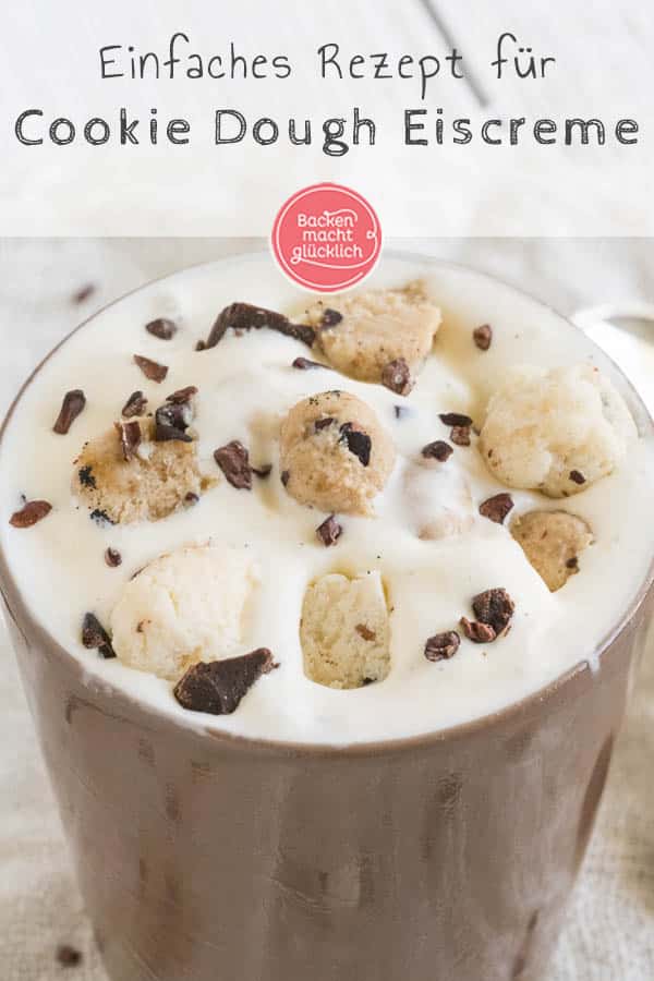 Dieses cremige Cookie Dough Eis schmeckt wie das berühmte Original von Ben & Jerry‘s. Die Eiscreme mit Keksstückchen könnt ihr ganz einfach zu Hause selbermachen – auch ganz ohne Eismaschine! #eis #cookiedough #benandjerrys #keksteig #eiscreme #sommer #backenmachtglücklich