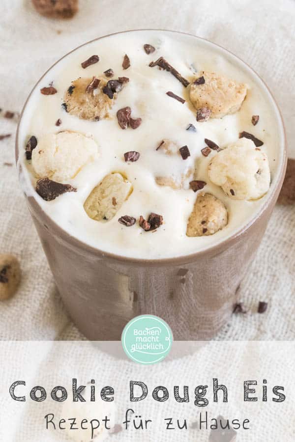 Dieses cremige Cookie Dough Eis schmeckt wie das berühmte Original von Ben & Jerry‘s. Die Eiscreme mit Keksstückchen könnt ihr ganz einfach zu Hause selbermachen – auch ganz ohne Eismaschine! #eis #cookiedough #benandjerrys #keksteig #eiscreme #sommer #backenmachtglücklich